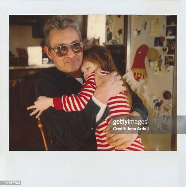 father and daughter christmas hug instant photo - papa noel stockfoto's en -beelden