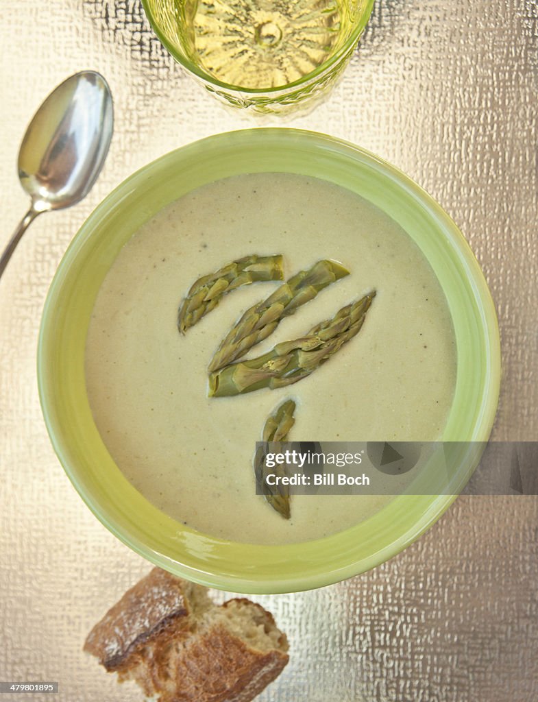 Asparagus soup with wine and bread