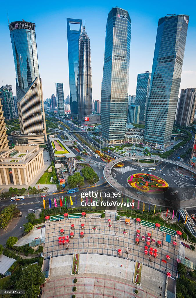 Elevándose sobre los rascacielos de Shanghai Pudong cityscape largo de las calles China futurista