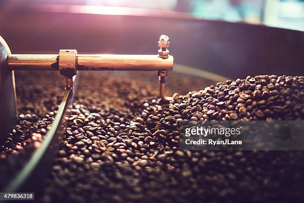 coffee roaster kühlung batch von bohnen - kaffee rösten stock-fotos und bilder
