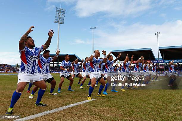 Manu Samoa perform the Siva Tau before the International Test match between Samoa and the New Zealand All Blacks at Apia Stadium on July 8, 2015 in...