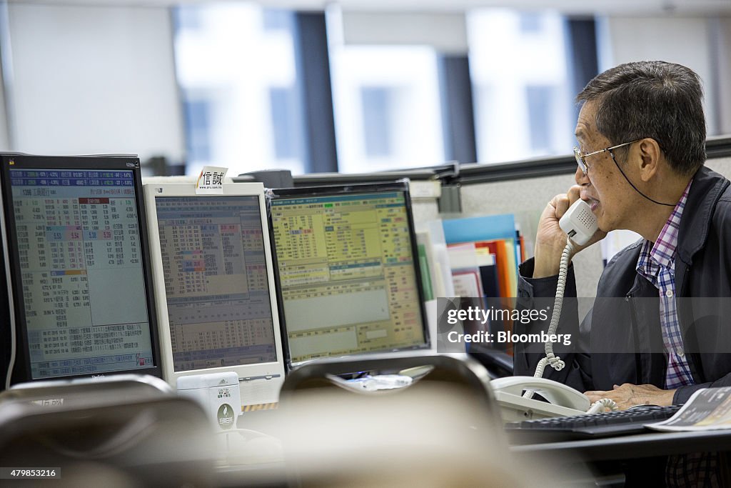 Inside A Securities Brokerage And General Stock Market Illustrations As China Stocks Plunge
