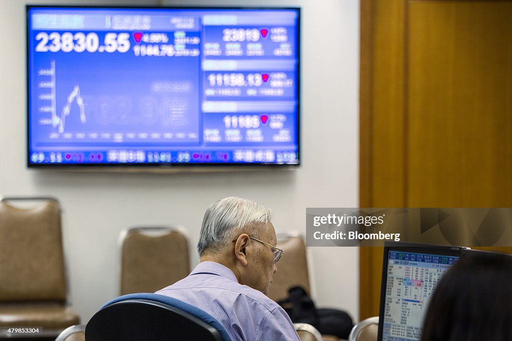 Inside A Securities Brokerage And General Stock Market Illustrations As China Stocks Plunge