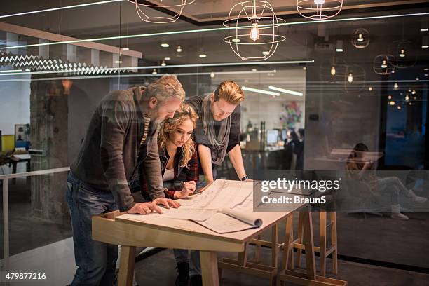 equipo de arquitectos trabajando en un nuevo proyecto de negocios. - arquitecto fotografías e imágenes de stock