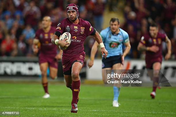 Johnathan Thurston of the Maroons makes a break during game three of the State of Origin series between the Queensland Maroons and the New South...