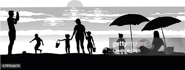 ilustraciones, imágenes clip art, dibujos animados e iconos de stock de siluetas en la playa al atardecer - parasol