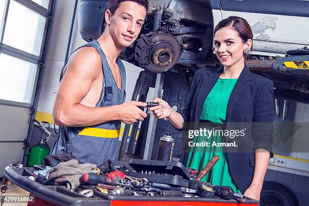 mechaniker mit kunden - happy client by broken car stock-fotos und bilder