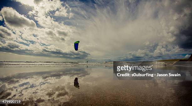 kitesurfing fisheye at compton bay - s0ulsurfing stock pictures, royalty-free photos & images
