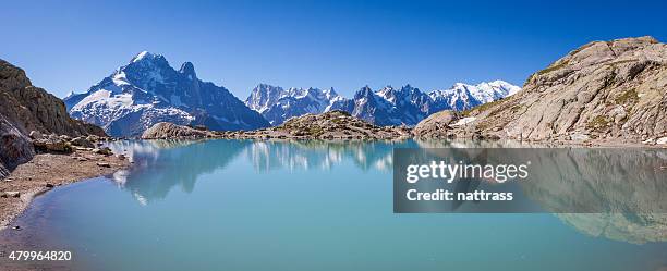 mont blanc reflectida em lac branco - chamonix imagens e fotografias de stock