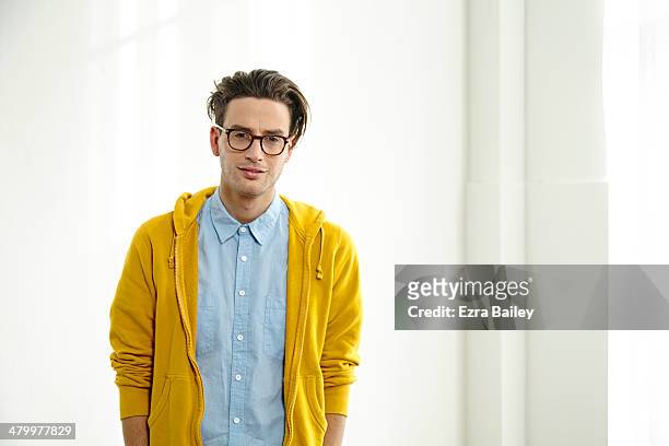 portrait of a young creative wearing glasses - camisa colorida - fotografias e filmes do acervo