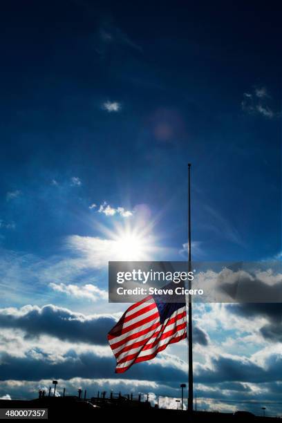 american flag silhoutted at half mast - half mast 個照片及圖片檔