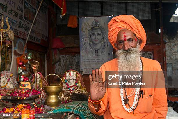 sadhu at temple, pushkar, india - sadhu stock pictures, royalty-free photos & images