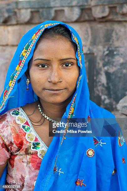 young rajasthani woman wearing sari, india - rajasthani women stock-fotos und bilder