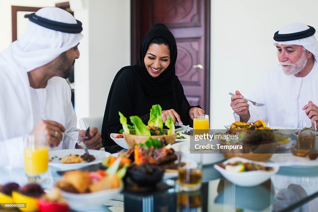 Pregueado três gerações da família, comer comida tradicional.