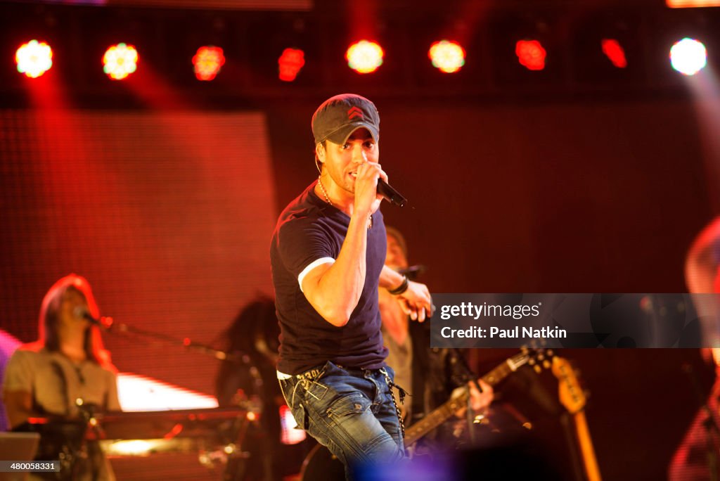 Enrique Iglesias Performs Onstage