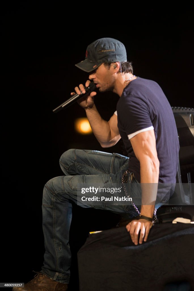 Enrique Iglesias Performs Onstage