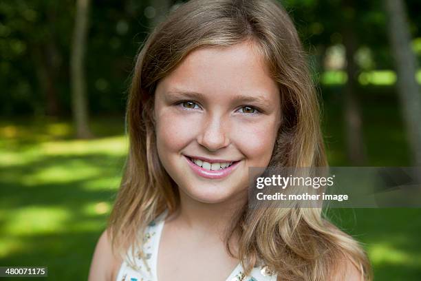 portrait of 10 year old  girl - ojos marrones fotografías e imágenes de stock