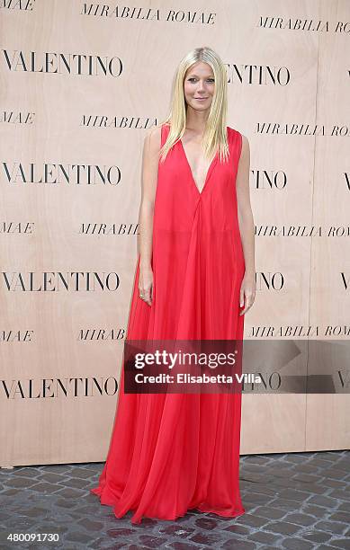 Gwyneth Paltrow attends the Valentinos 'Mirabilia Romae' haute couture collection fall/winter 2015 2016 at Piazza Mignanelli on July 9, 2015 in Rome,...