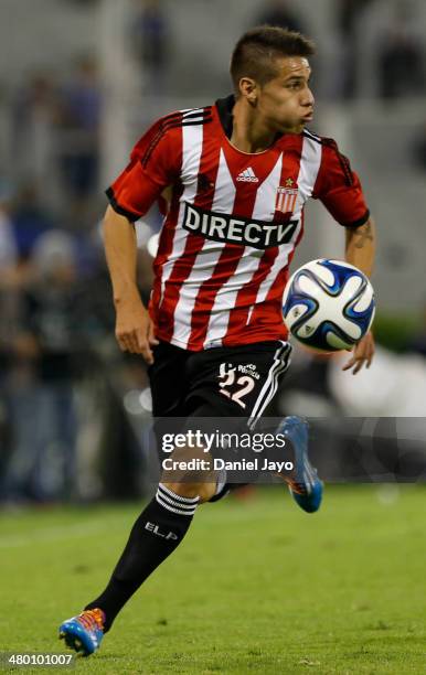 Carlos Auzqui, of Estudiantes, goes for the ball during a match between Velez Sarsfield and Estudiantes as part of ninth round of Torneo Final 2014...