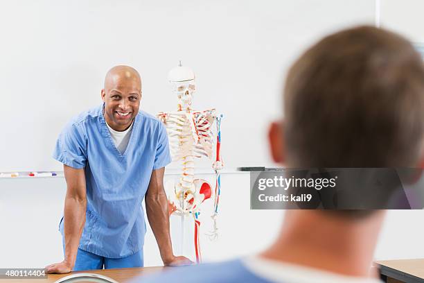instructeur et l'élève de l'école de médecine de l'anatomie de classe - shaved-buzz-cut-back-of-head photos et images de collection