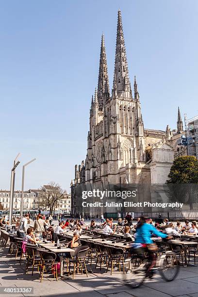 place pey berland and bordeaux cathedral. - bordeaux square stock pictures, royalty-free photos & images