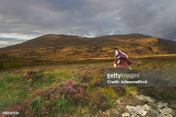 scotsman corriendo en el moors - falda escocesa fotografías e imágenes de stock