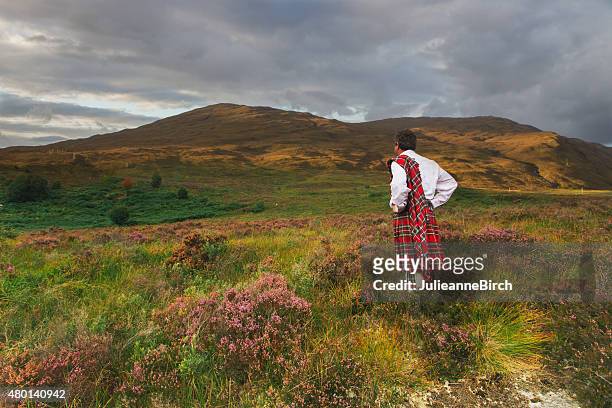 scotsman en falda escocesa en el moors - falda escocesa fotografías e imágenes de stock