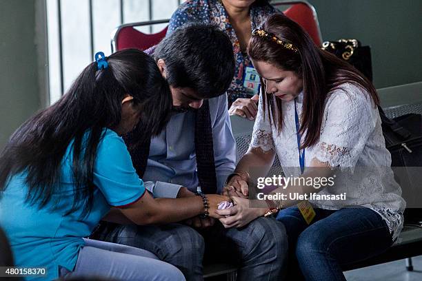 Filipino boxing icon Manny Pacquiao and his wife Jinkee , pray with convicted drug trafficker Mary Jane Veloso of the Philippines during a visit at...
