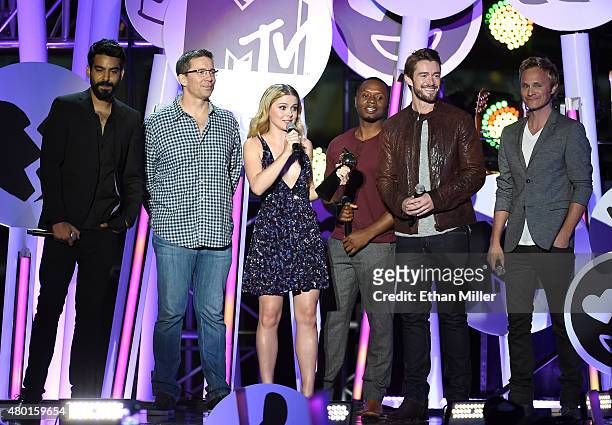 Actor Rahul Kohli, director Rob Thomas, actors Rose McIver, Malcolm Goodwin, Robert Buckley and David Anders accept the award for Best New Fandom of...