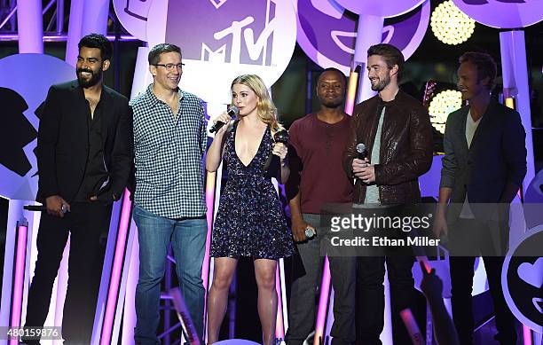 Actor Rahul Kohli, director Rob Thomas, actors Rose McIver, Malcolm Goodwin, Robert Buckley and David Anders accept the award for Best New Fandom of...