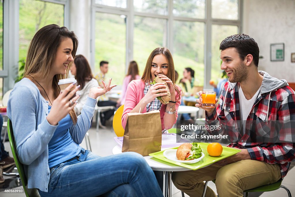 Gruppe von Studenten Kommunikation beim Mittagessen in der cafeteria serviert.