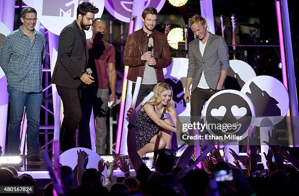 Director Rob Thomas, actors Rahul Kohli, Malcolm Goodwin, Robert Buckley Rose McIver, and David Anders accept the award for Best New Fandom of the...