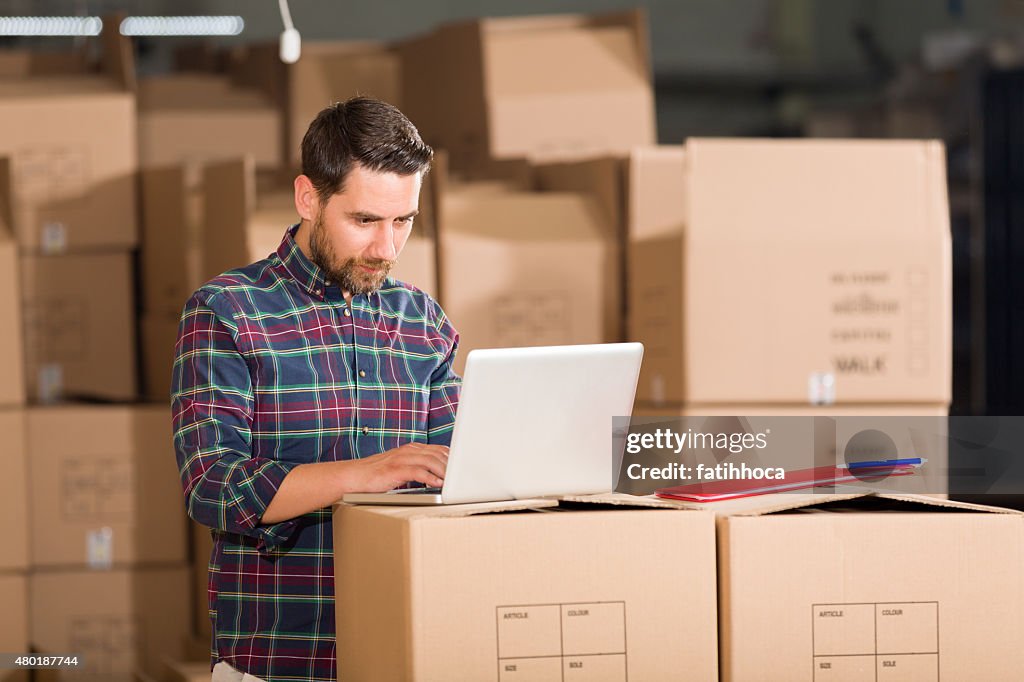 Junger Geschäftsmann in Warehouse