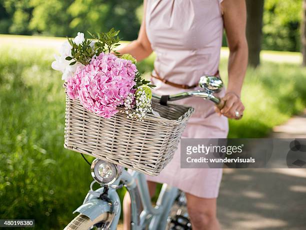 spring flowers in the basket of a classic bicycle - hydrangea lifestyle stockfoto's en -beelden