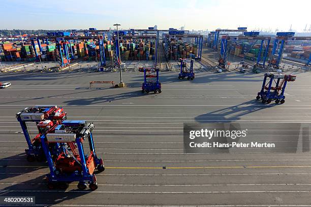 container terminal, harbour of hamburg, germany - hamburger hafen stock-fotos und bilder