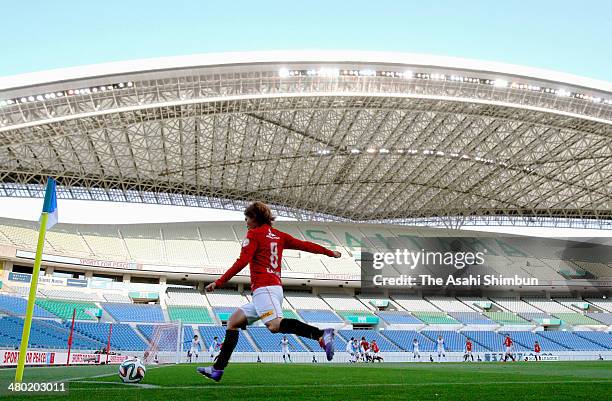 Yosuke Kashiwagi of Urawa Red Diamonds takes a corner kick during the J.League match between Urawa Red Diamonds and Shimizu S-Pulse at Saitama...