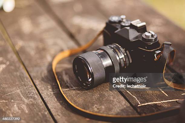 caméra film analogique sur la table - ceinture accessoire photos et images de collection