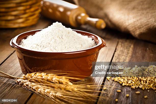 schüssel mit weizen mehl. - wheat stock-fotos und bilder