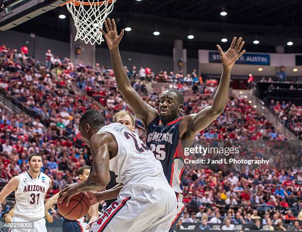 Sam Dower of the Gonzaga Bulldogs defends Rondae Hollis-Jefferson of the Arizona Wildcats in the third round of the 2014 NCAA Men's Basketball...