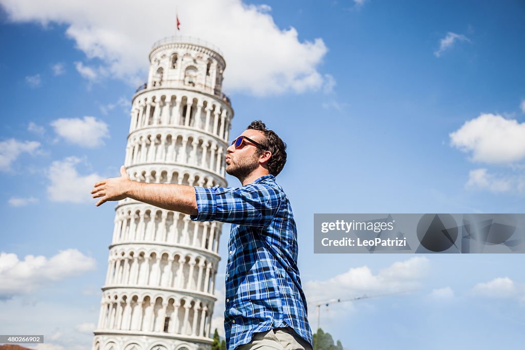 Junge tourist Spaß in Pisa