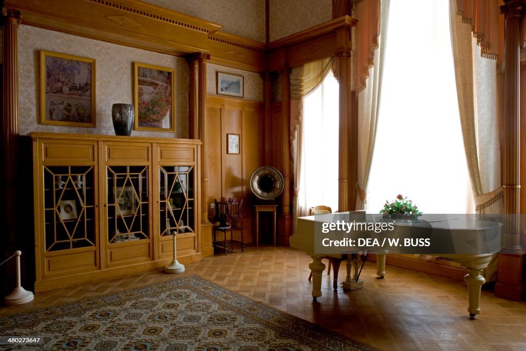 Hall of Livadia Palace...