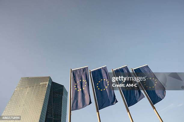 ezb ezb, die europäische zentralbank, die europäische union flaggen, frankfurt - ezb stock-fotos und bilder