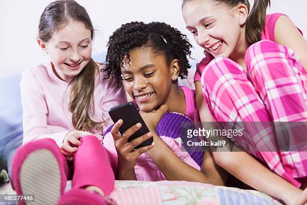 preteen multietnico al slumber party girls - girl 11 12 laughing close up foto e immagini stock