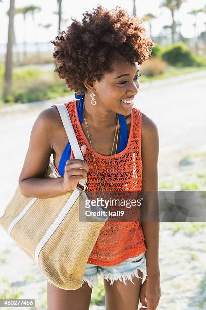 jeune femme noire sur la belle journée d'été - short hair photos et images de collection