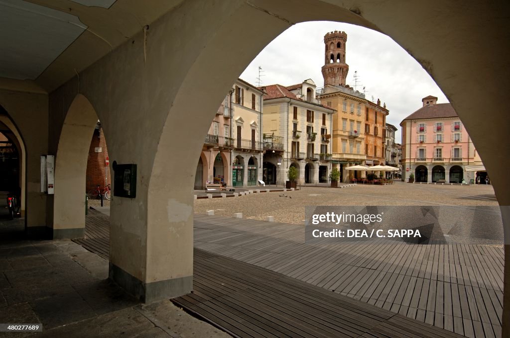 The porticoes of Piazza Cavour...