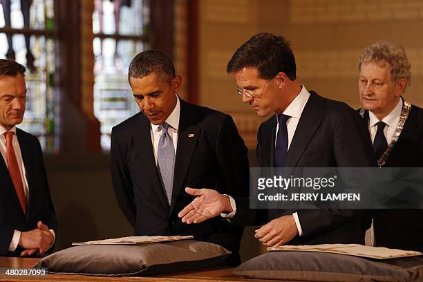 Amsterdam Mayor Eberhard van der Laan, The Netherlands Prime Minister Mark Rutte, US President Barack Obama, and Wim Pijbes, Museum director, look at...