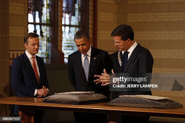 The Netherlands Prime Minister Mark Rutte, US President Barack Obama, and Wim Pijbes, Museum director, look at The Plakkaat, commonly known in...