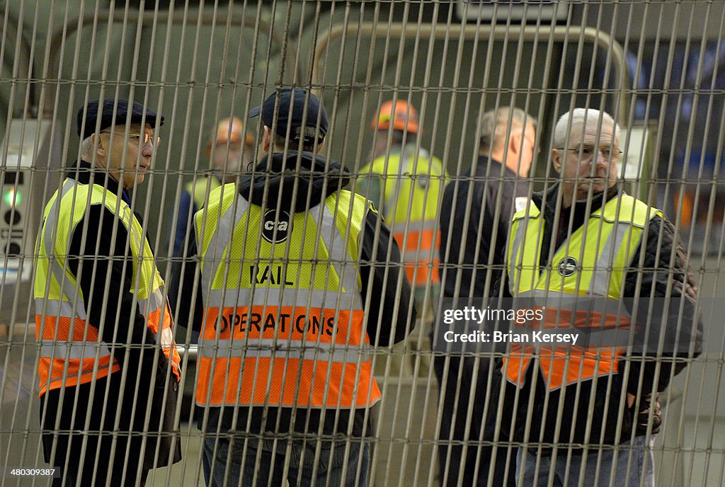 32 Injured As Commuter Train Derails At Chicago's O'Hare Airport