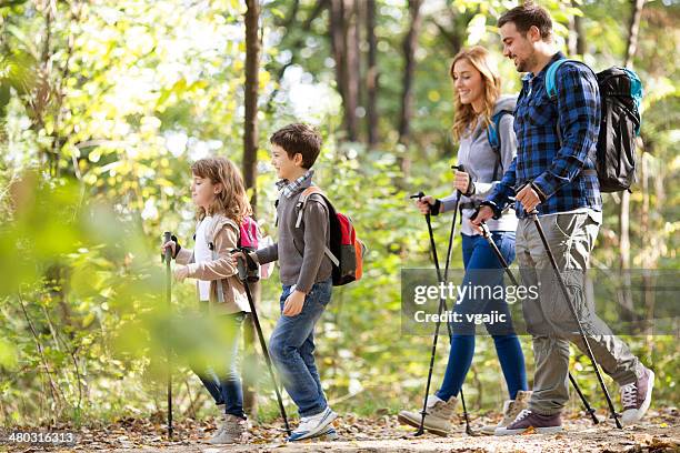 allegra famiglia escursione. - family hiking in spring outdoors foto e immagini stock