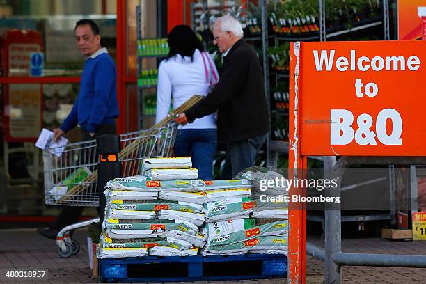 124 B&Q Plc Photos & High Res Pictures - Getty Images